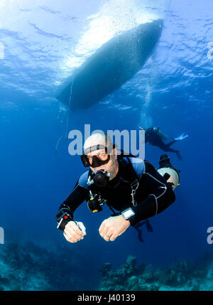 Taucher in einem technischen Sidemount-Anordnung unter einem Tauchboot Stockfoto