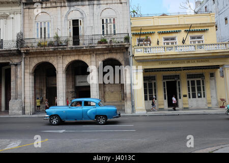 Blauer Oldtimer fahren am Paseo del Prado, in der Nähe von Central Park, Havanna, Kuba. Stockfoto