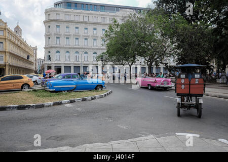 Farbige amerikanische Oldtimer im Central Park, Old Havana, Kuba. Kuba hat mehr als 60.000 amerikanische Oldtimer. Stockfoto