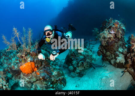 Taucher in einem technischen Sidemount-Anordnung an einem tropischen Korallenriff Stockfoto
