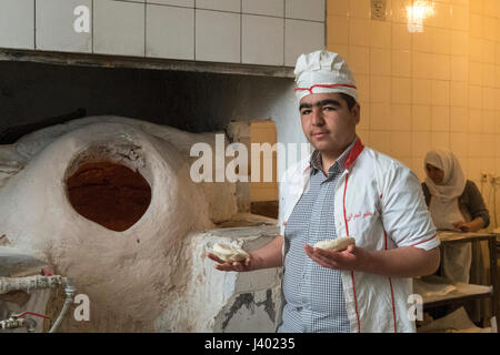 Bäcker mit Öfen, Rooieen (Ruine), ein traditionelles Dorf, Nord-Chorasan, IRAN - 04.01.2017. Das Hotel liegt ein paar Kilometer nördlich von Esfarayen Stockfoto