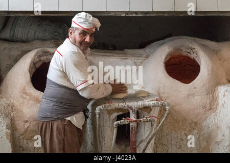 Bäcker mit Öfen, Rooieen (Ruine), ein traditionelles Dorf, Nord-Chorasan, IRAN - 04.01.2017. Das Hotel liegt ein paar Kilometer nördlich von Esfarayen Stockfoto