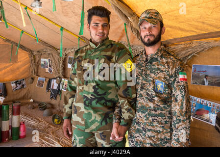 Bruderschaft der iranischen und afghanischen Soldaten ihre Uniformen, Yazd, IRAN - 08.10.2016 ausgetauscht zu haben. Eine Gedenkfeier für den Tod eine Gener Stockfoto