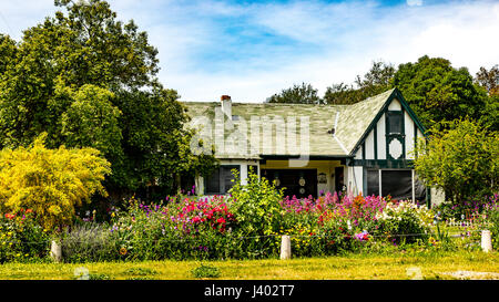 Eine niedliche Häuschen in Modesto California von Blumen umgeben Stockfoto