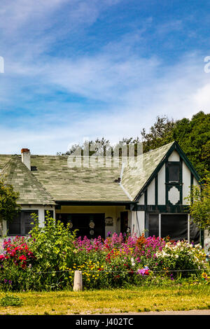 Eine niedliche Häuschen in Modesto California von Blumen umgeben Stockfoto