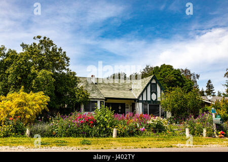 Eine niedliche Häuschen in Modesto California von Blumen umgeben Stockfoto
