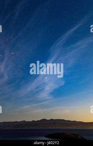 Sternenlicht, Mondschein und Wolken am San Luis Reservoir in Merced county Califonria Stockfoto