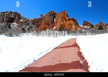 Weg im Schnee auf Colorado Red Rocks Roxborough State Park Stockfoto