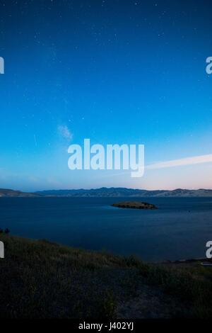 Sternenlicht, Mondschein und Wolken am San Luis Reservoir in Merced county Califonria Stockfoto