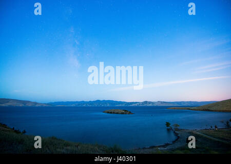 Sternenlicht, Mondschein und Wolken über San Luis Reservoir in Merced County Kalifornien USA Stockfoto