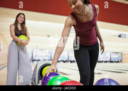 Eine junge Frau hob eine Bowling-Kugel. Stockfoto