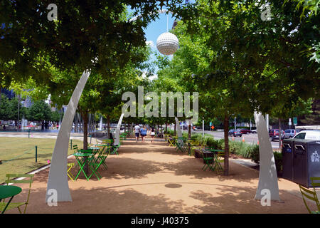 Öffentliche Sitzgelegenheiten unter Eichen und dekorative Bögen Linie, die die Promenade am Klyde Warren Park einer vertieften Autobahn in der Innenstadt von Dallas oberhalb Stockfoto