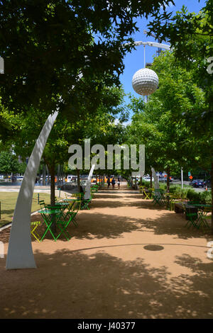 Öffentliche Sitzgelegenheiten unter Eichen und dekorative Bögen Linie, die die Promenade am Klyde Warren Park einer vertieften Autobahn in der Innenstadt von Dallas oberhalb Stockfoto
