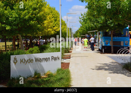 Lebensmittel LKW Linie sich während des Tages neben Klyde Warren Park in der Innenstadt von Dallas Stockfoto