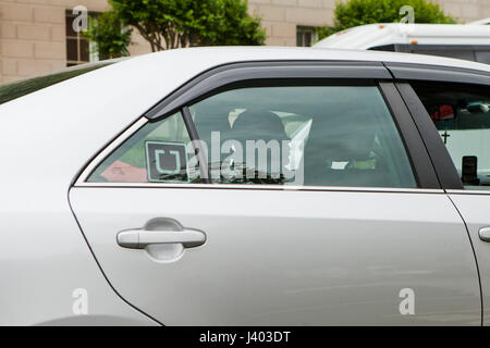 Uber-Aufkleber auf Autoscheibe - USA Stockfoto