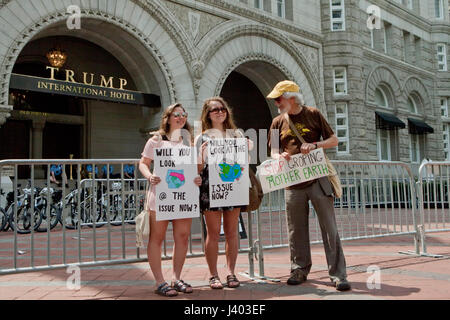 Klimawandel-Aktivisten protestieren vor Trump International Hotel - Washington, DC USA Stockfoto