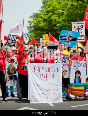 Indianer protestiert während People es Climate March - 29. April 2017, Washington, DC USA Stockfoto