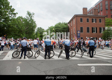 Fahrrad Polizei blockiert Straße in der Nähe von öffentlichen Protest - USA Stockfoto