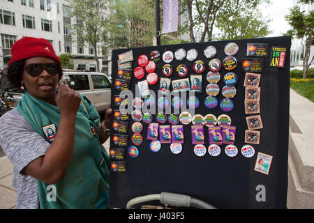 Afrikaner - Frau verkaufen Liberale Fragen und feministischen Bewegung Tasten von der Straße - Washington, DC, USA Stockfoto