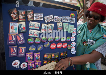 Afrikaner - Frau verkaufen Liberale Fragen und feministischen Bewegung Tasten von der Straße - Washington, DC, USA Stockfoto
