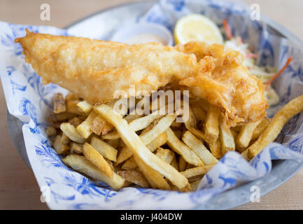 Fish &amp; Chips (Schellfisch und Chips) von Grandin Fish ' n ' Chips, einem beliebten Fish &amp; Chips-Shop in Edmonton, Alberta, Kanada. Stockfoto