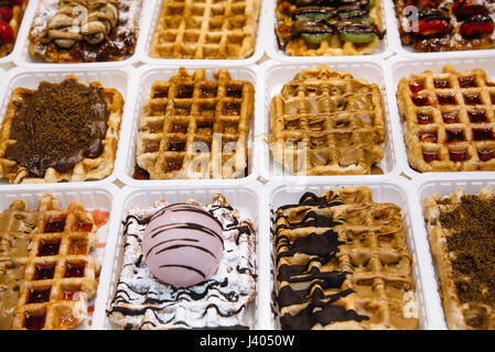 Auswahl der belgische Waffeln mit Sahne in Brüssel Stockfoto