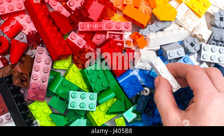 Nahaufnahme des Kindes Hand mit Lego-Web-banner Stockfoto