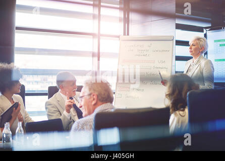 Business-Frau mit Präsentation in Büro Stockfoto