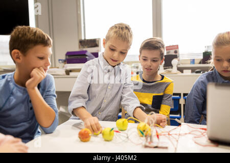 Kinder mit Erfindung Kit in der Robotik-Schule Stockfoto