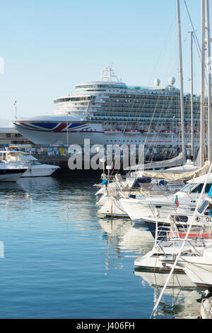 P & O Kreuzfahrtschiff Ventura umgeben von Yachten im Hafen von Funchal, Madeira Stockfoto