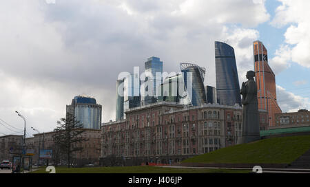 Wolkenkratzer der Stadt Moskau und der Soldatin der Held Stadt Obelisk, ein Denkmal zu Lenin und die Männer und die Frauen, die im zweiten Weltkrieg gestorben Stockfoto