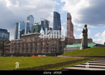 Wolkenkratzer der Stadt Moskau und der Soldatin der Held Stadt Obelisk, ein Denkmal zu Lenin und die Männer und die Frauen, die im zweiten Weltkrieg gestorben Stockfoto