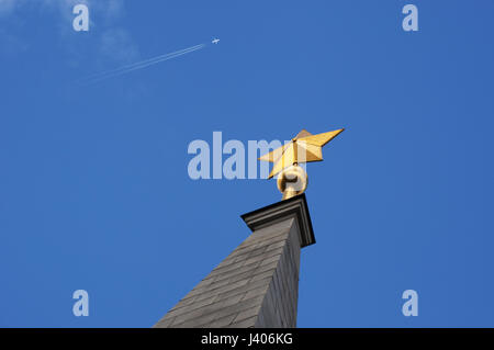 Moskau: der Goldene Stern auf der Spitze der Held Stadt Obelisk (1977), ein 40-Meter Denkmal Lenin und Männer und Frauen starben im zweiten Weltkrieg Stockfoto