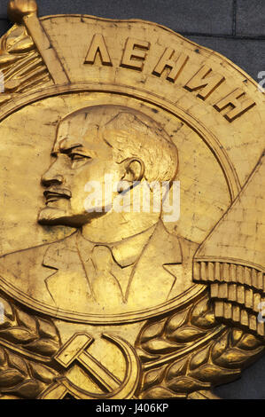 Moskau: Goldene Plakette auf dem Hero City Obelisken, 40 Meter Denkmal widmet sich Lenin (1870-1924) und die Männer und die Frauen, die im zweiten Weltkrieg gestorben Stockfoto