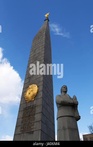 Einer der Statuen der Soldaten-Verteidiger von Moskau Teil des Helden Stadt Obelisk, 40 Meter Denkmal Lenin und Männer und Frauen starben im zweiten Weltkrieg Stockfoto