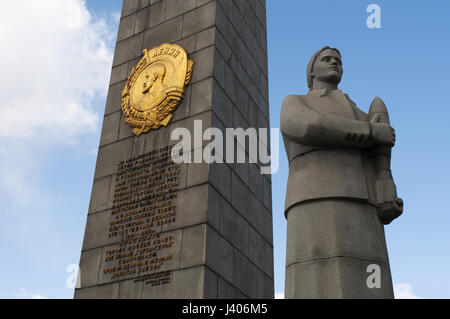 Einer der Statuen der Soldaten-Verteidiger von Moskau Teil des Helden Stadt Obelisk, 40 Meter Denkmal Lenin und Männer und Frauen starben im zweiten Weltkrieg Stockfoto