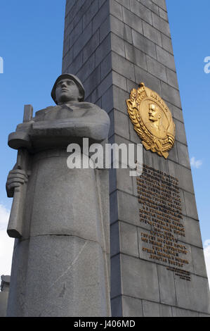 Einer der Statuen der Soldaten-Verteidiger von Moskau Teil des Helden Stadt Obelisk, 40 Meter Denkmal Lenin und Männer und Frauen starben im zweiten Weltkrieg Stockfoto