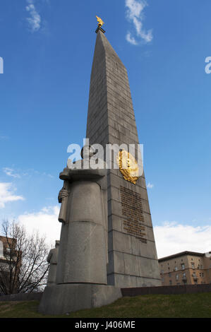 Einer der Statuen der Soldaten-Verteidiger von Moskau Teil des Helden Stadt Obelisk, 40 Meter Denkmal Lenin und Männer und Frauen starben im zweiten Weltkrieg Stockfoto