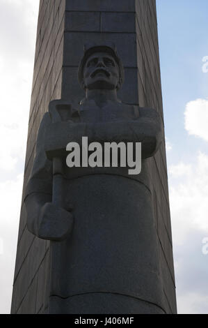 Einer der Statuen der Soldaten-Verteidiger von Moskau Teil des Helden Stadt Obelisk, 40 Meter Denkmal Lenin und Männer und Frauen starben im zweiten Weltkrieg Stockfoto