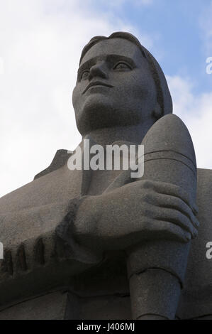 Einer der Statuen der Soldaten-Verteidiger von Moskau Teil des Helden Stadt Obelisk, 40 Meter Denkmal Lenin und Männer und Frauen starben im zweiten Weltkrieg Stockfoto