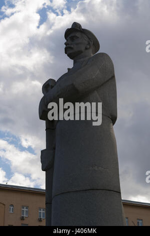 Einer der Statuen der Soldaten-Verteidiger von Moskau Teil des Helden Stadt Obelisk, 40 Meter Denkmal Lenin und Männer und Frauen starben im zweiten Weltkrieg Stockfoto