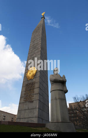 Einer der Statuen der Soldaten-Verteidiger von Moskau Teil des Helden Stadt Obelisk, 40 Meter Denkmal Lenin und Männer und Frauen starben im zweiten Weltkrieg Stockfoto