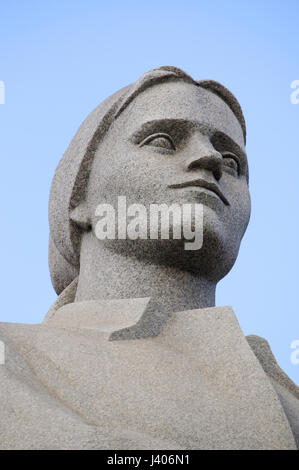 Einer der Statuen der Soldaten-Verteidiger von Moskau Teil des Helden Stadt Obelisk, 40 Meter Denkmal Lenin und Männer und Frauen starben im zweiten Weltkrieg Stockfoto