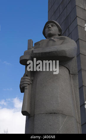 Einer der Statuen der Soldaten-Verteidiger von Moskau Teil des Helden Stadt Obelisk, 40 Meter Denkmal Lenin und Männer und Frauen starben im zweiten Weltkrieg Stockfoto