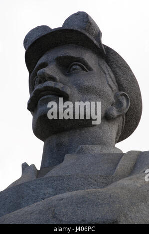 Einer der Statuen der Soldaten-Verteidiger von Moskau Teil des Helden Stadt Obelisk, 40 Meter Denkmal Lenin und Männer und Frauen starben im zweiten Weltkrieg Stockfoto