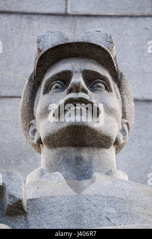 Einer der Statuen der Soldaten-Verteidiger von Moskau Teil des Helden Stadt Obelisk, 40 Meter Denkmal Lenin und Männer und Frauen starben im zweiten Weltkrieg Stockfoto