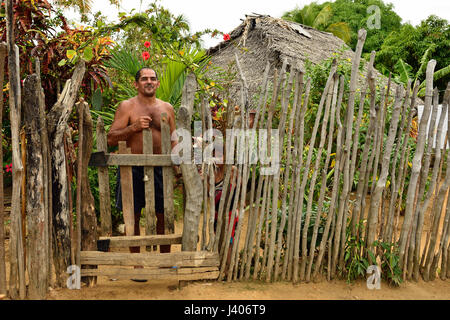 LA MULA, SANTIAGO DE CUBA, Kuba - 27 NOVEMBER: Kubanische Bauern stehen im Tor der einschließenden seinen Haushalt in den Bergen der Sierra Maestra auf Kuba, L Stockfoto