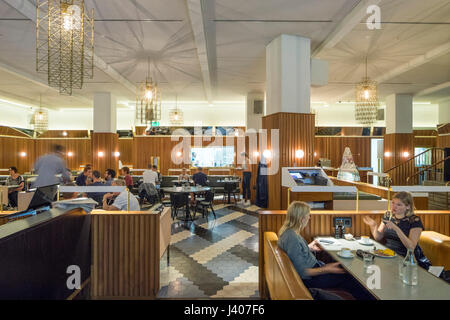 Restaurant und Cafe. Ace Hotel Shoreditch, London, Vereinigtes Königreich. Architekt: EPR Architekten Limited, 2016. Stockfoto