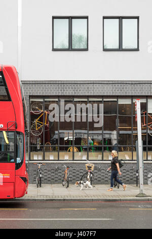 Detailansicht auf der anderen Straßenseite in Richtung Backsteinfassade mit Crittall Windows. Ace Hotel Shoreditch, London, Vereinigtes Königreich. Architekt: EPR Architekten Limite Stockfoto