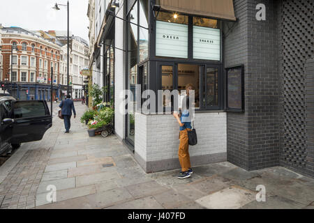 Pop-up Smoothie Bar Kiosk. und Straße Perspektive. Ace Hotel Shoreditch, London, Vereinigtes Königreich. Architekt: EPR Architekten Limited, 2016. Stockfoto